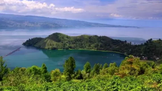 Ferry menuju Pulau Samosir dalam perjalanan Amir Tour Travel