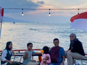 Keluarga Bahagia Saat Liburan