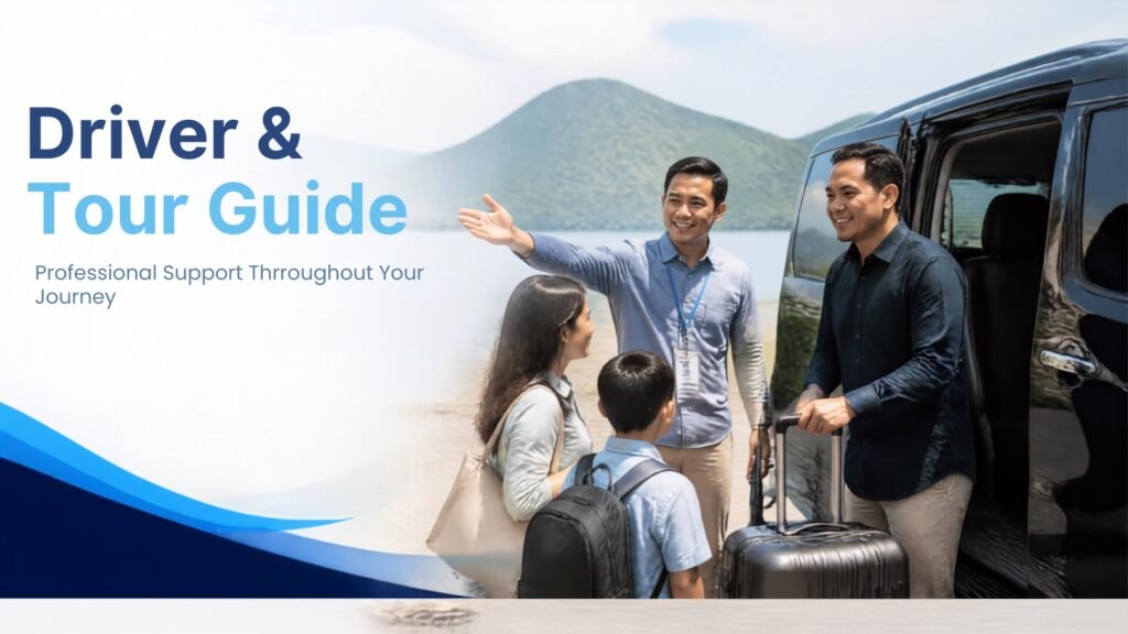 Driver dan tour guide Amir Tour Travel membantu wisatawan selama perjalanan