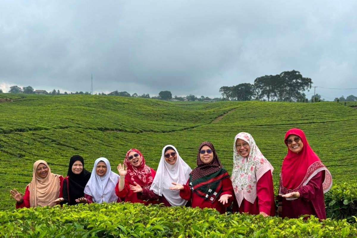 Keluarga beristirahat saat melakukan perjalanan Danau Toba bersama orang tua