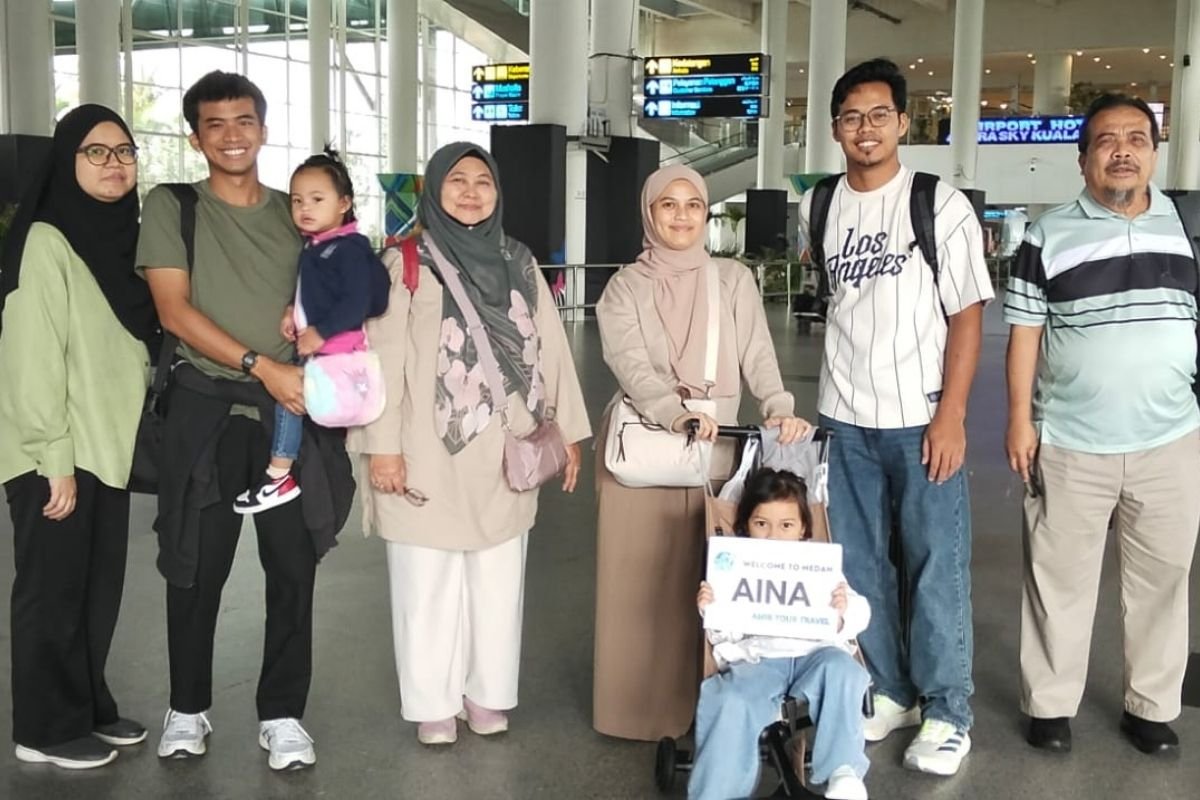 Keluarga tiba di Bandara Kualanamu sebelum trip Danau Toba