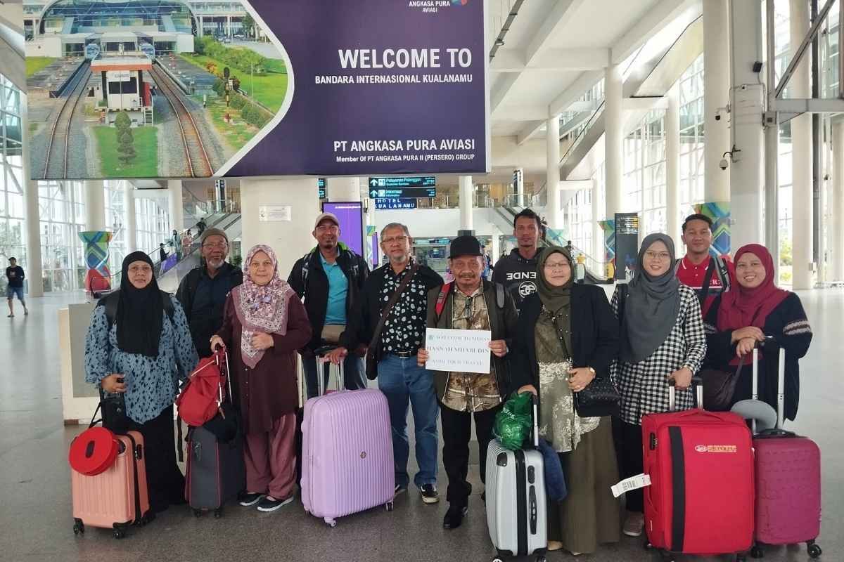 Ketibaan keluarga Muslim untuk private trip Medan Danau Toba