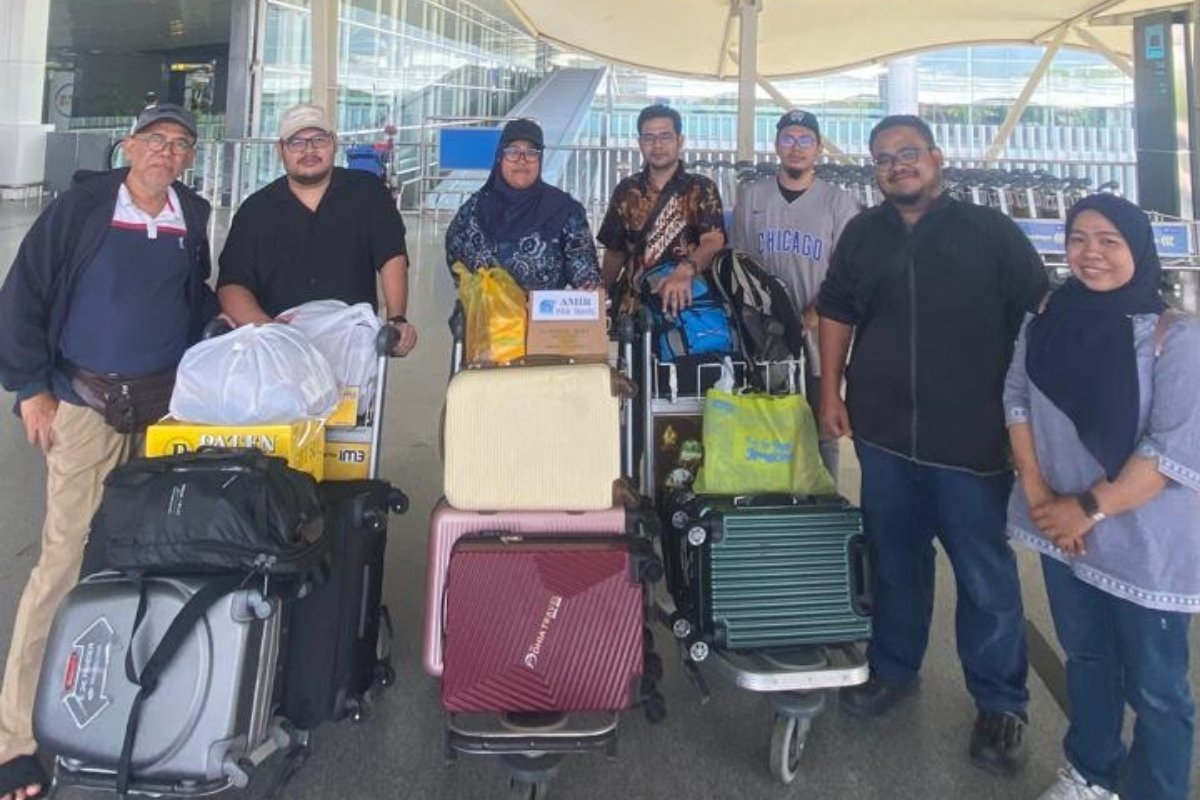 Ketibaan rombongan warga emas sebelum trip Danau Toba
