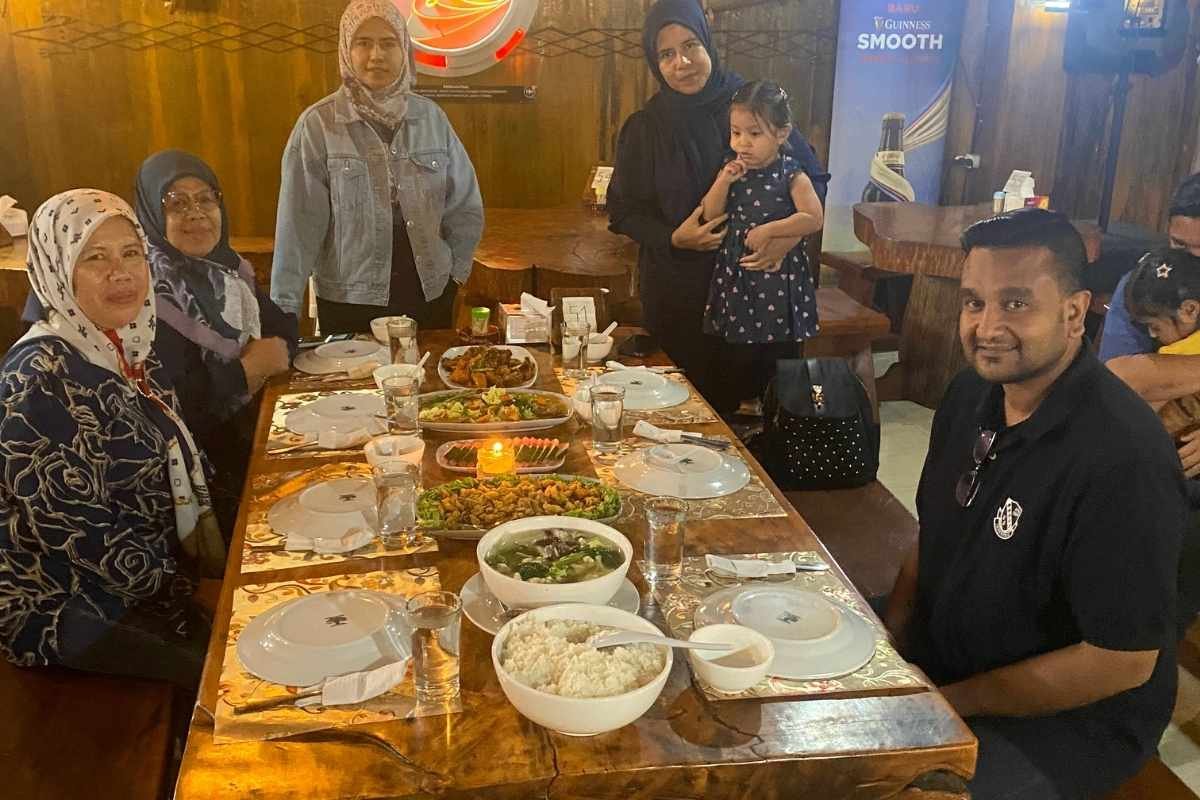 Meal and rest time during a Medan Lake Toba trip