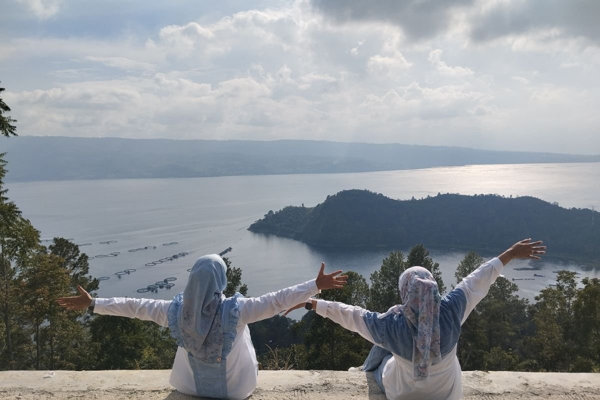 Pemandangan Danau Toba dalam pakej keluarga dari Malaysia