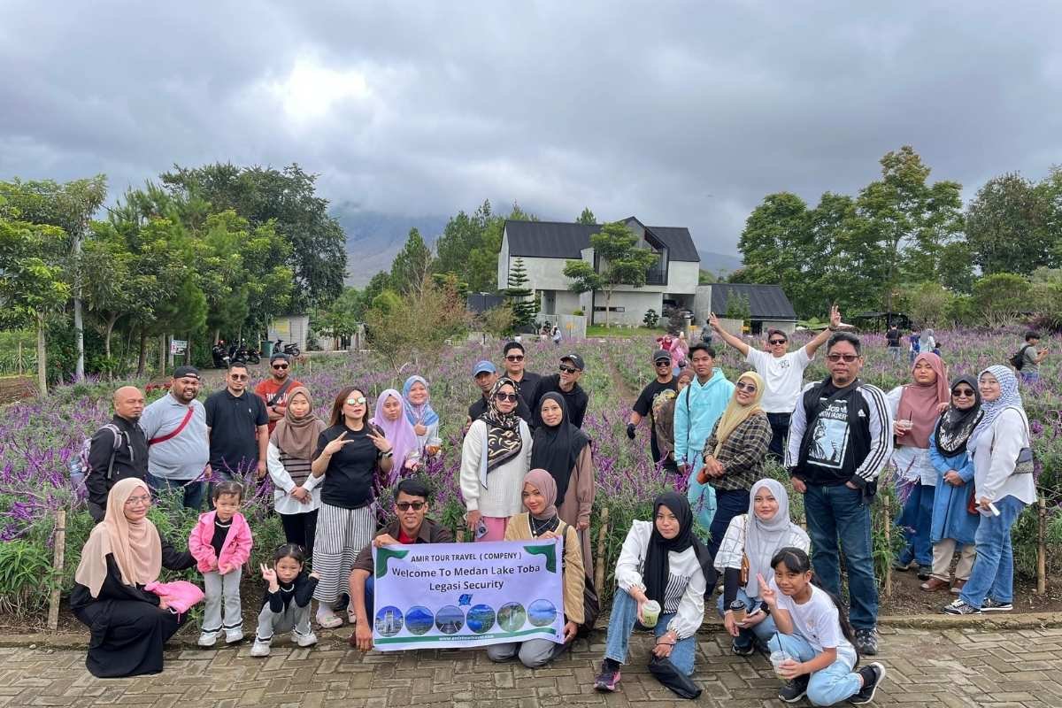 Perjalanan keluarga multi-generasi bersama orang tua di Danau Toba