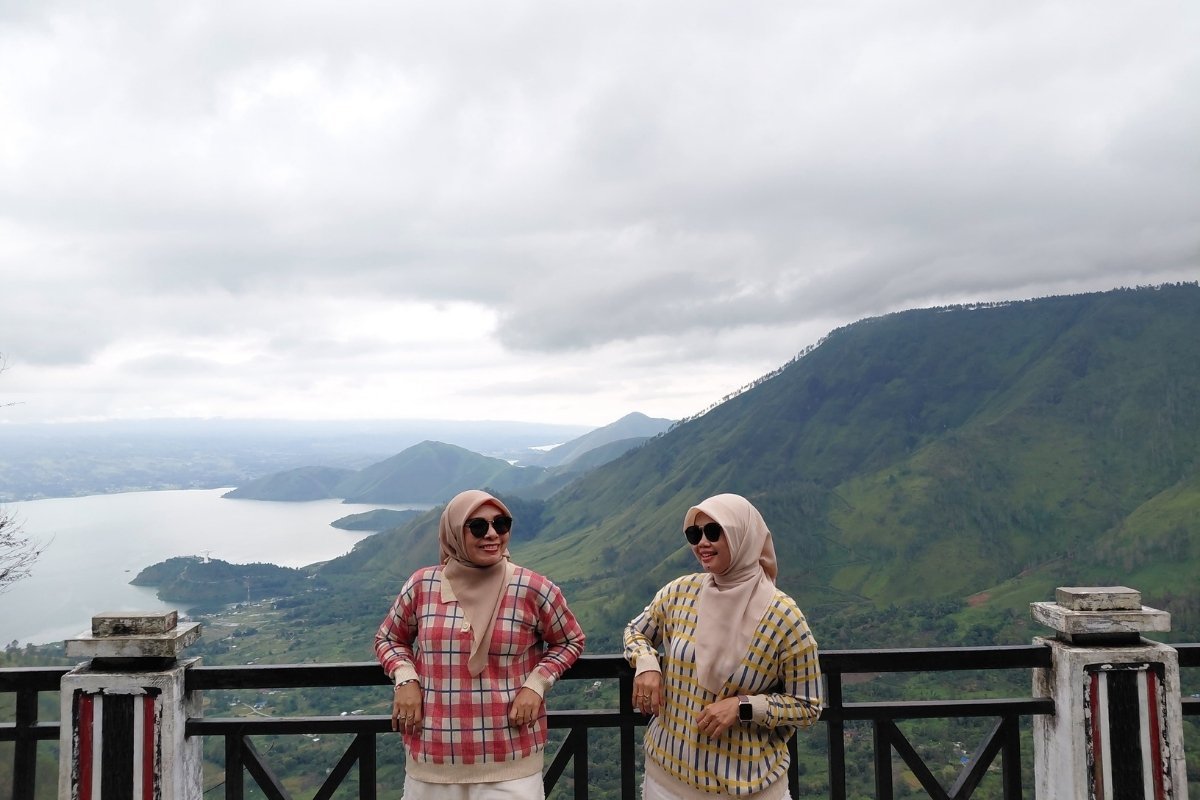 Perjalanan santai Danau Toba untuk warga emas