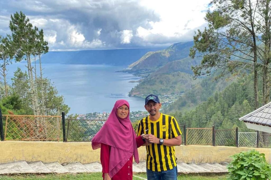 Keluarga dalam private trip Medan Danau Toba bersama Amir Tour Travel