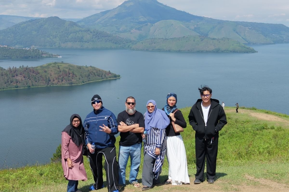 Rombongan memulai perjalanan Danau Toba setelah penerbangan