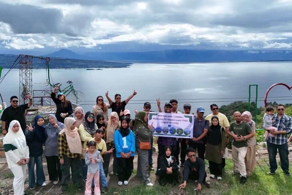 Rombongan Amir Tour Travel menikmati Danau Toba