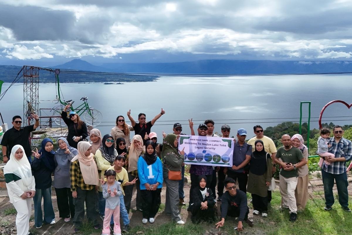 Rombongan menikmati Danau Toba setelah perjalanan dari Kualanamu