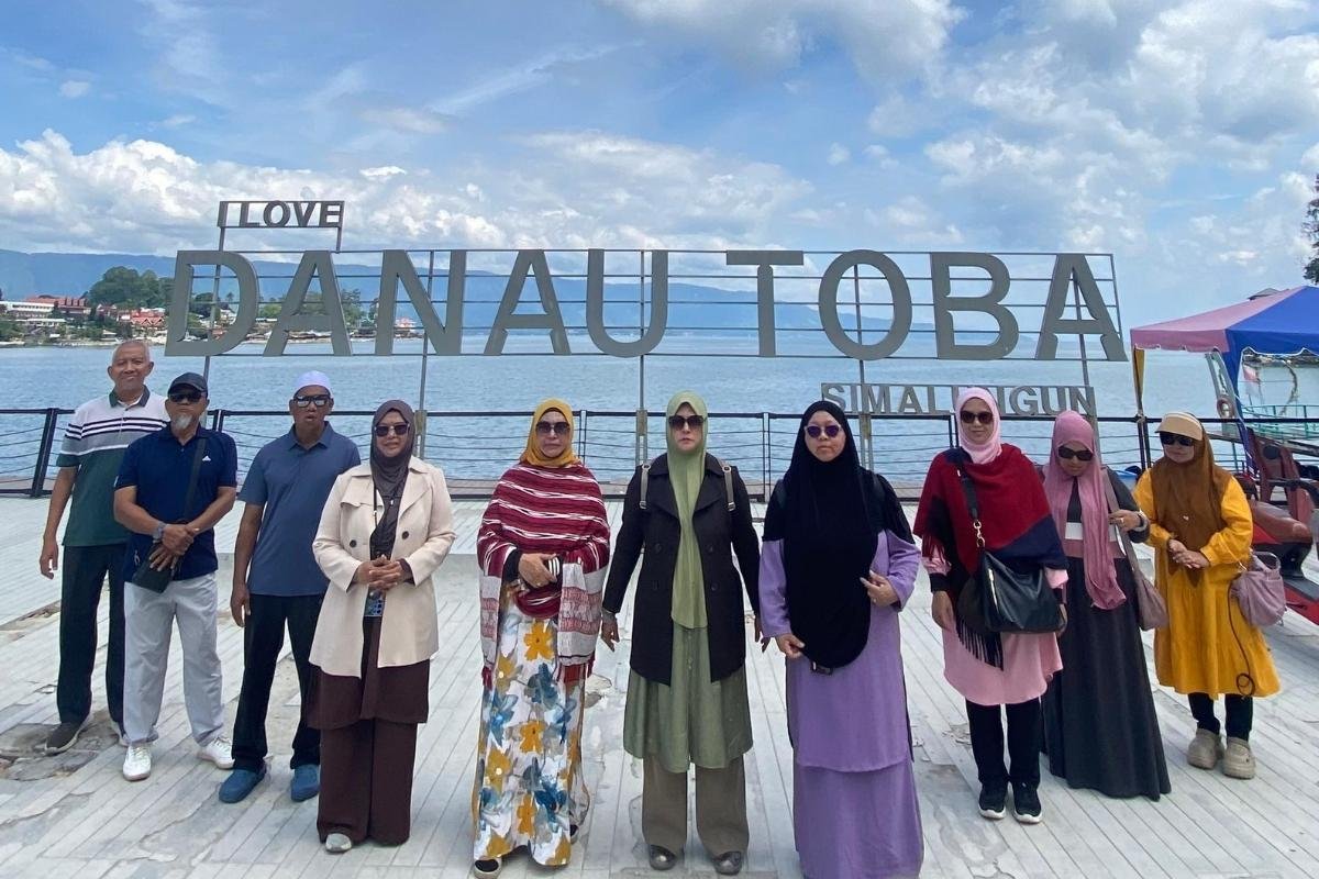 Rombongan tiba di Danau Toba setelah perjalanan dari Kualanamu