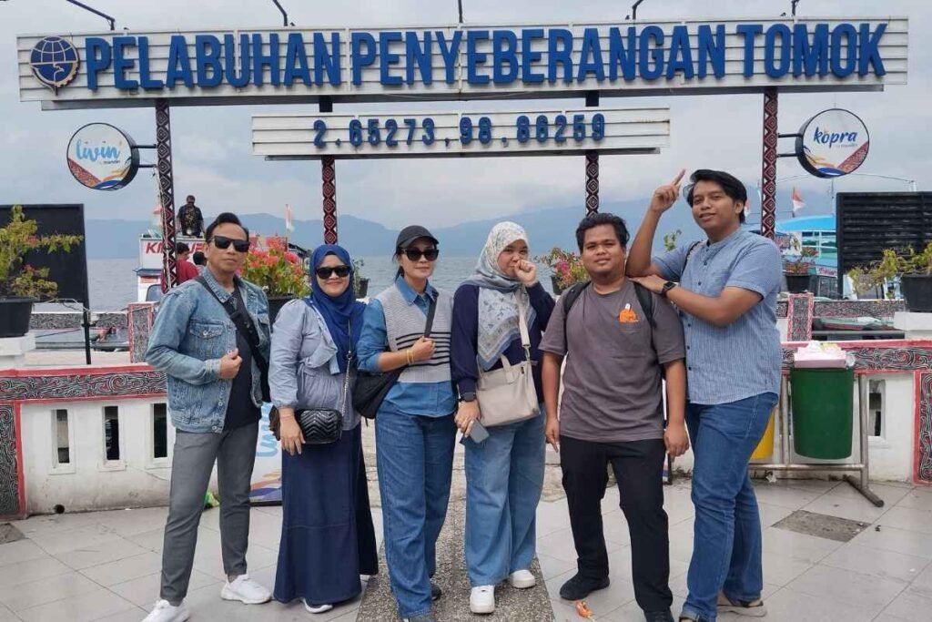 Perjalanan keluarga menuju Pulau Samosir dengan ferry