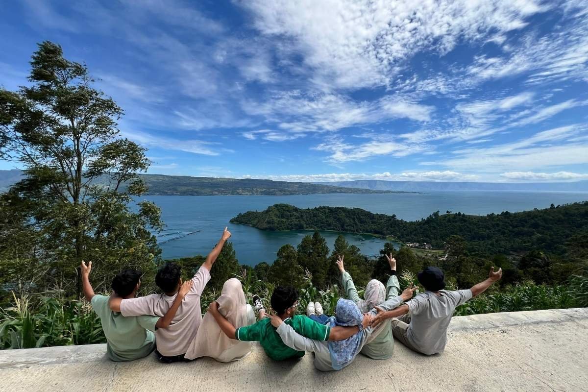 Tempo santai perjalanan Danau Toba untuk rombongan keluarga