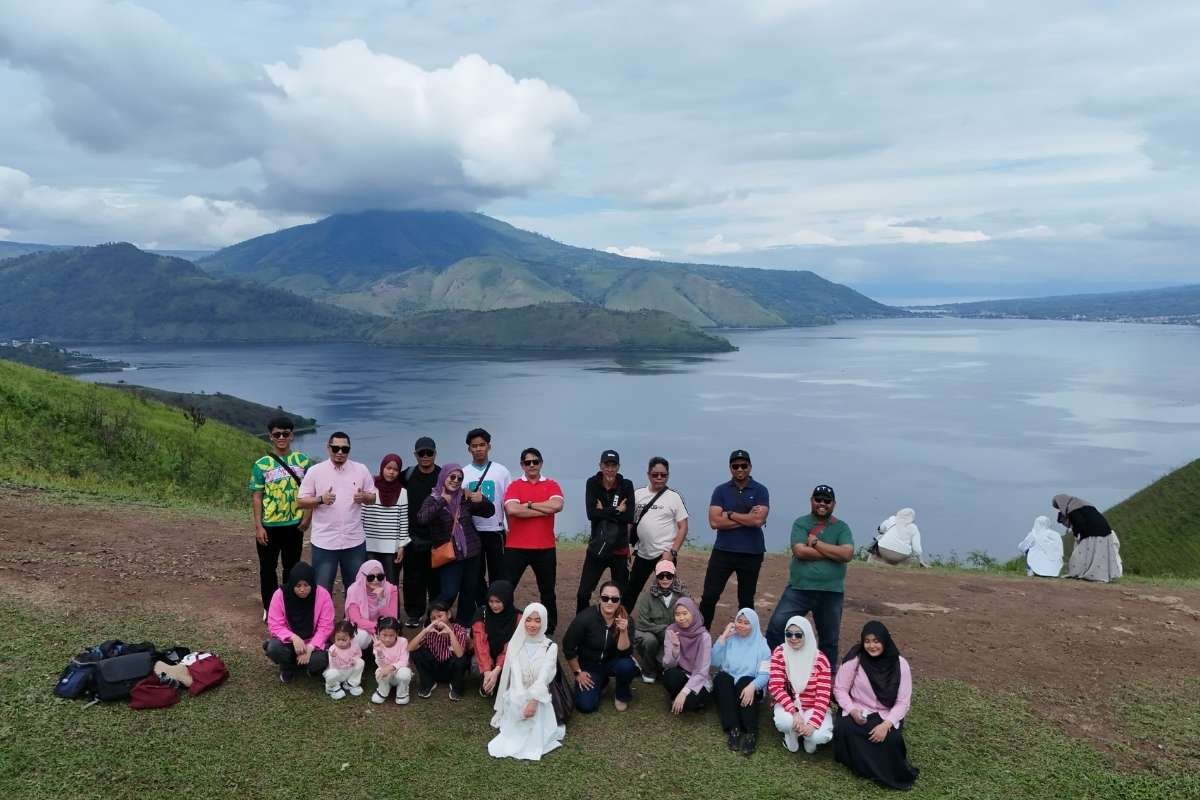 Tempo santai perjalanan Danau Toba untuk warga emas