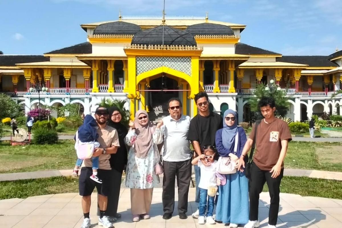 Titik kumpul rombongan setelah kunjungan wisata di Medan