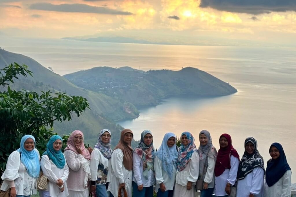 Trip Danau Toba untuk warga emas bersama keluarga