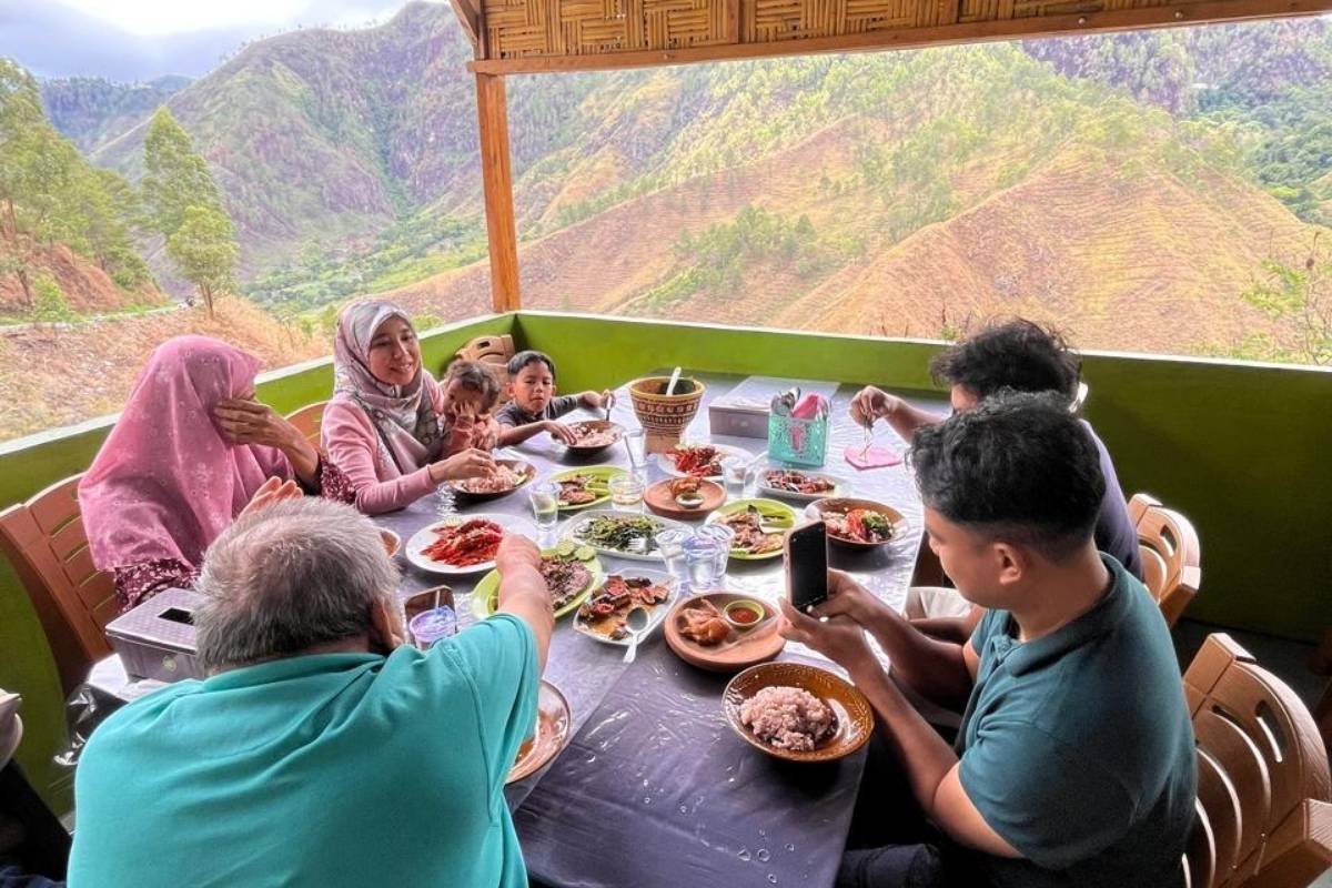 Waktu istirahat dan makan rombongan saat perjalanan Danau Toba