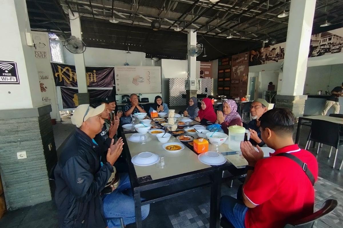 Waktu makan setelah tiba di Kualanamu sebelum menuju Danau Toba
