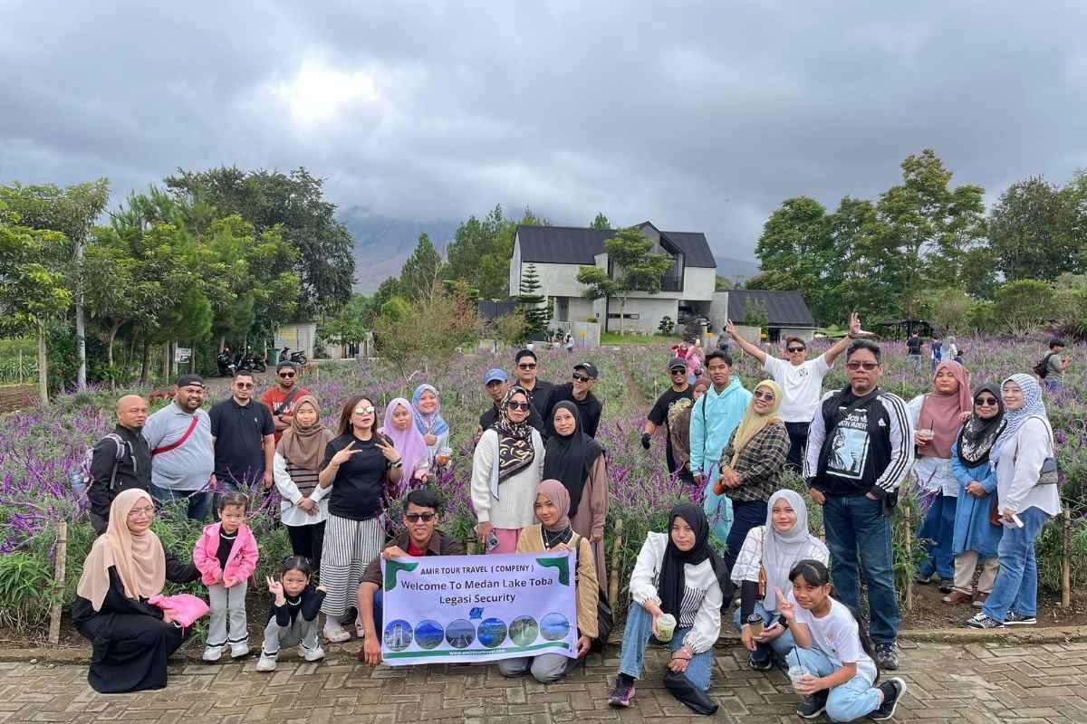 Waktu rehat warga emas semasa perjalanan Danau Toba