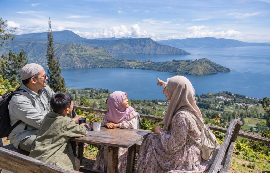 Keluarga Muslim menikmati suasana Danau Toba